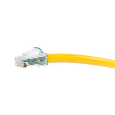CommScope X patchkabel K6a GS10 LSZH i gul, med klar RJ45-stik og 2,13 meter kabellængde.