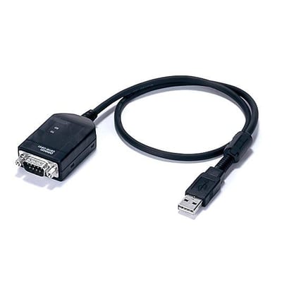 Omron USB til RS-232C konverterkabel med standard USB-A-stik og 9-polet D-sub hun-stik på hvid baggrund.