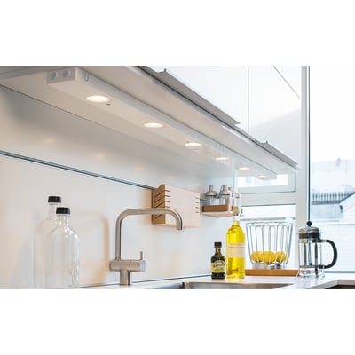 SG Armaturen Chef LED lysarmatur monteret under køkkenskabe, oplyser bordpladen med to varmhvide lyskilder.