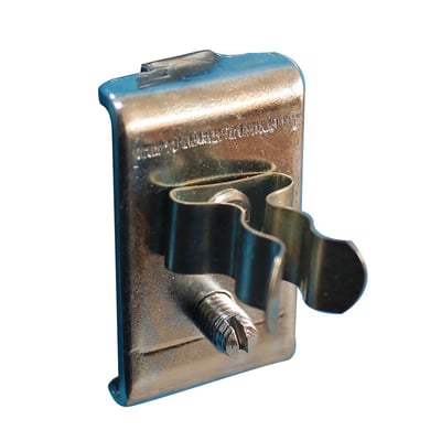 Maskinfabrikken Universal fjederklemme Ø9mm med bagplade i metal, vist isoleret på hvid baggrund.