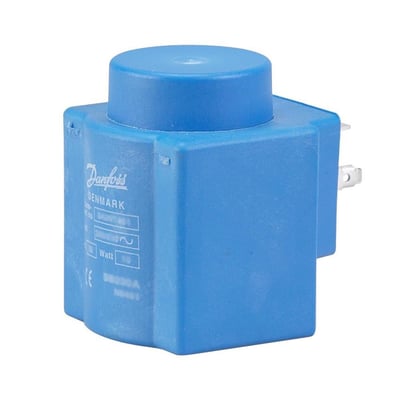 Detaljeret billede af Danfoss BB012DS spolen, viser mærkaten med produktinformation og elektriske specifikationer.