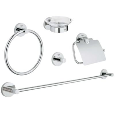 Komplet Grohe Essentials 5-i-1 badeværelsessæt monteret på væg i krom med separat håndklædestang, ring, krog, sæbedispenser og papirholder.