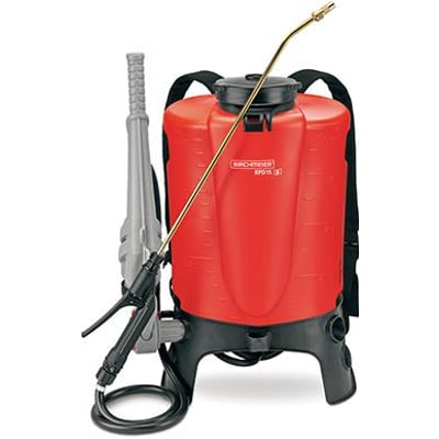 Rød 15 liters rygsprøjte med manuel pumpe, gul messinglanse og sorte bæreseler, ideel til havearbejde.