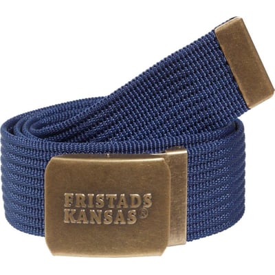 Kansas blå bælte 100583-540 af 100% polyamid med antikt messing metalspænde med præget logo på hvid baggrund.