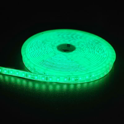 5 meter grøn LED strip på en rulle med 120 LED/meter, vist tændt med jævn belysning mod mørk baggrund.