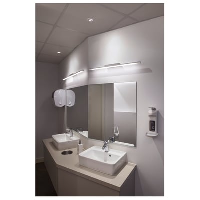 SLV UNIVERSAL DOWNLIGHT afdækning monteret i et moderne badeværelsesloft over håndvaske.