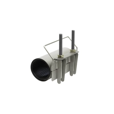 AVK bandagemuffe model 748/01 i rustfrit stål med sort EPDM-pakning, ét bånd og to spændebolte.