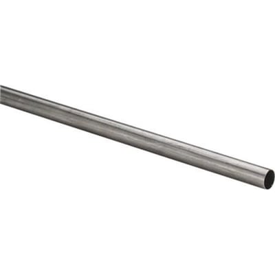 Et langt, lige metalrør af rustfrit stål ligger diagonalt på en hvid baggrund.