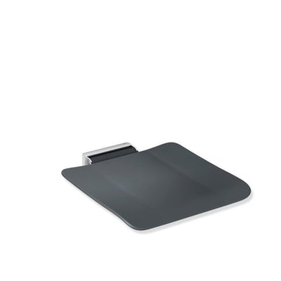 HEWI klapsæde til System 900 i grå med siddeflade på 450 x 450 mm, set skråt forfra med vægbeslag.