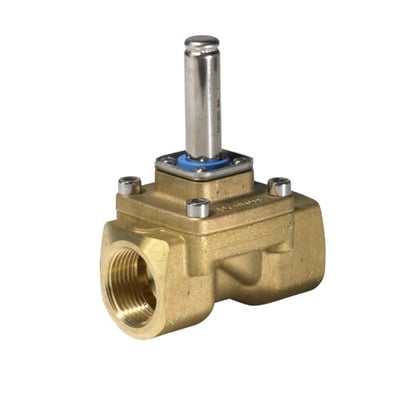 Nærbillede af Danfoss EV210B magnetventil, der viser DZR-messing huset, G 1" gevind og aktuatoren med blå pakning.