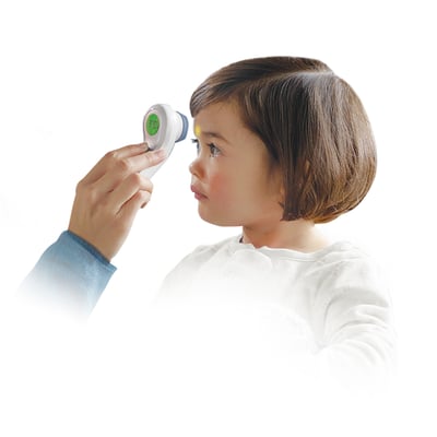Braun No Touch + Touch termometer bruges til at måle temperaturen på panden af et lille barn, der sidder stille.