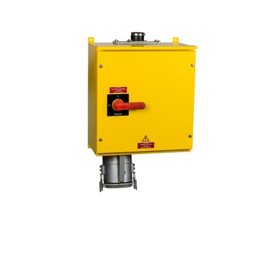 Mekanisk CEE stikkontakt 600A, 6h, IP67 i kraftig gul kappe med rød drejehåndtag og advarselsskilte.