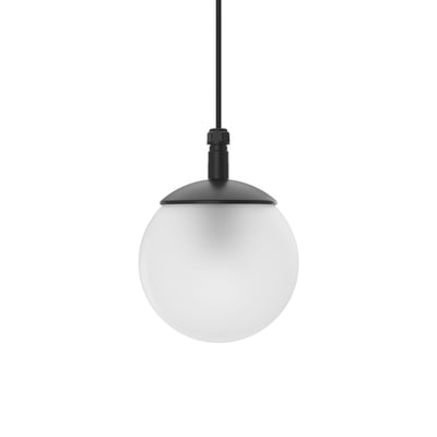 Svedbergs Globus LED-pendellampe med rund, opalhvid skærm, sort fatning og sort ophængsledning.
