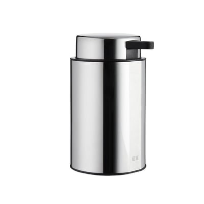 Sidevisning af Unidrain Reframe sæbedispenser i krom, viser den skridsikre bund og det moderne design.