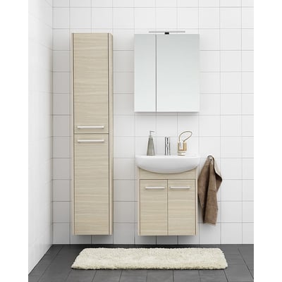 Gustavsberg NORDIC3 højskab i eg-melamin, 35x180 cm, med to låger og soft close monteret i et moderne badeværelse.