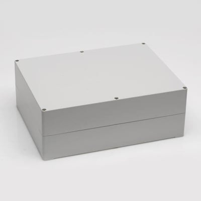 Bernstein CT-892 ABS kasse, set lidt fra siden, viser tydeligt samlingen mellem låg og bund i lysegrå plast.