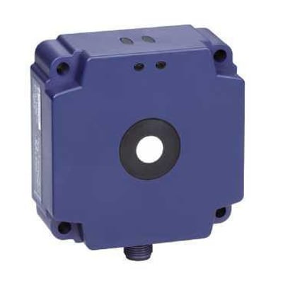 Schneider Electric ultralydsensor i blokdesign 80x80mm, med M12 stik og analog 0-10V udgang, i mørkeblå plast.