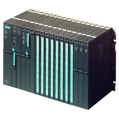 Siemens SIMATIC S7-400 industriel computer med 10 moduler og blågrønne indikatorer.