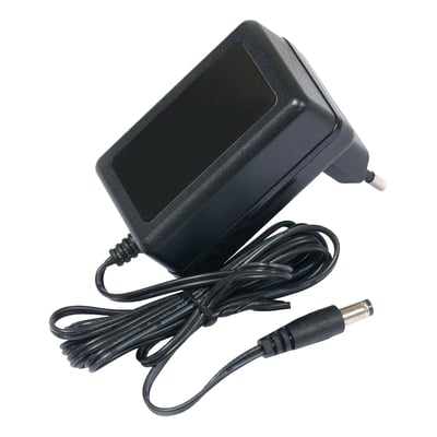 Mikrotik 24VoltDC 0.8A strømforsyning i sort, med 230VAC stik og DC-kabel.