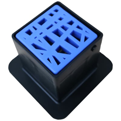 Firkantet GreenMax karm med blå rist og bladfang, designet til rodvanding og fremstillet i sort og blå plast.