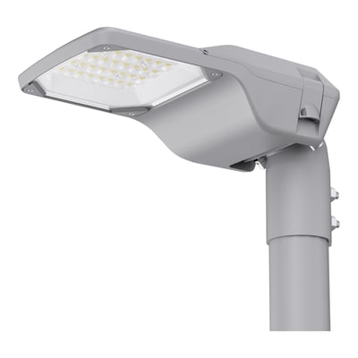 Hvidt Ledvance Streetlight Compact S gadearmatur med synlige LED'er, monteret på en lodret mast.