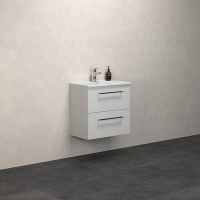 Dansani Mido mini møbelpakke i hvid mat, 61 cm bred med to skuffer og håndvask monteret på en væg i et badeværelse.