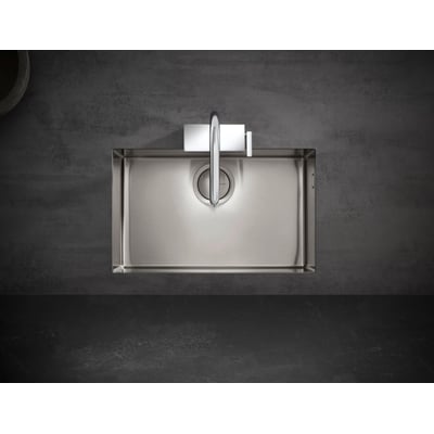 Hansgrohe S719-U660 underlimet vask i rustfrit stål, vist ovenfra med krom armatur. Vasken har én kumme og er monteret på en mørk bordplade med stenlignende baggrund.