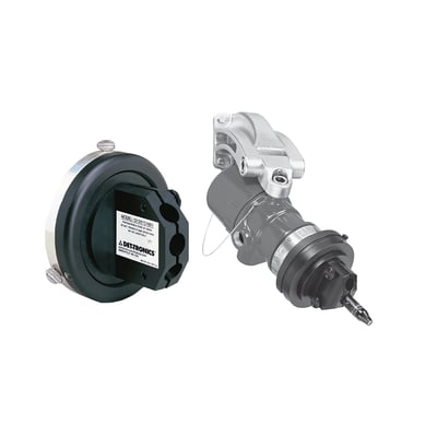 LaserAimer Q1201C og en flammedetektor med monteringsbeslag, vist isoleret på en hvid baggrund.