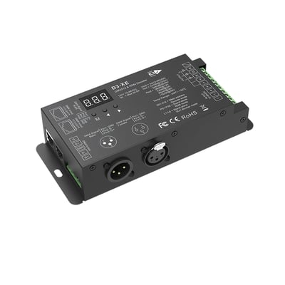 Sort 3-kanals DMX512- og RDM-dekoder, model DMX.decoder.D3-XE, set skråt oppefra med display og stik.