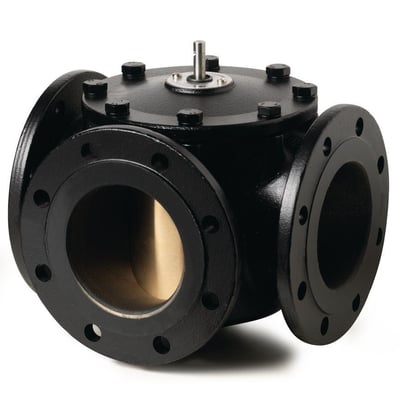 Siemens VBF21.125 3-vejs drejeventil med flange, PN6, DN125 og kvs 550 i sort støbejern med synlige bolte og spindel.