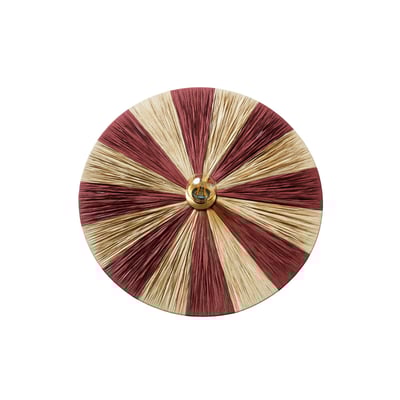 Jore Copenhagen Dott Stripes bordlampe i vinrød og naturfarvet bast set forfra med en lyspære i midten på hvid baggrund.