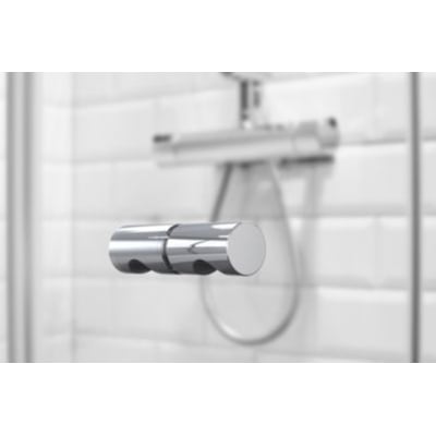 Vetro brusedørsgreb i krom med 5mm gevind, vist på en glasdør med brusearm i baggrunden.