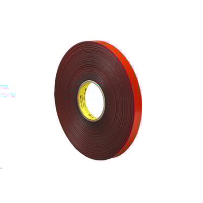 Rulle af 3M VHB Tape 4611F i mørkegrå akrylskum med rød PE-film liner, 19 mm bred og 33 meter lang.