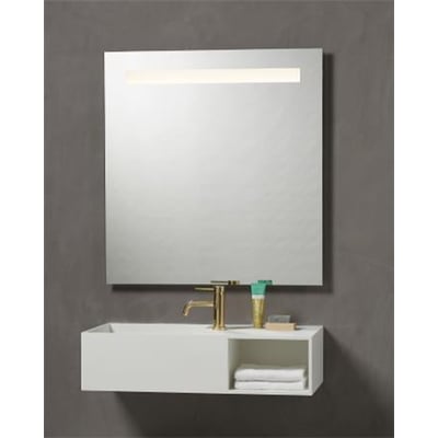 VIA Venice spejl med tændt LED lysfelt i varm hvid, 800x850 mm, viser svæveeffekt over møbel.