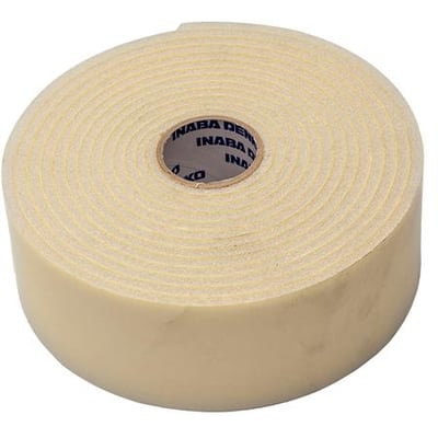 Beige isolertape fra Inaba, 50 mm bred og 4 mm tyk, på en rulle med 3 meter længde.