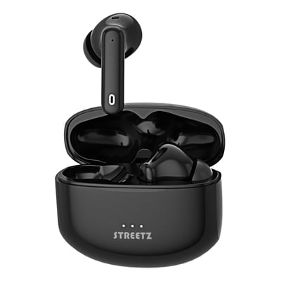 STREETZ T500 trådløse in-ear-øretelefoner i mat sort med opladningsetui åbent og en øretelefon løftet op.