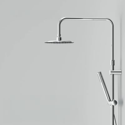 AM.PM Spike bruse system i krom med rund hovedbruser og stick håndbruser, monteret på grå baggrund.