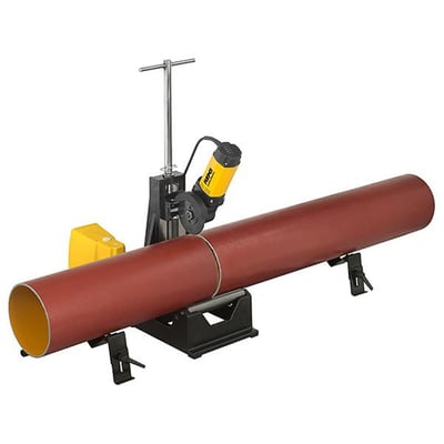 Rems rørskæremaskine Duecento Basic i brug, skærer et stort rødt rør med en diameter op til Ø225 mm på et værksted.