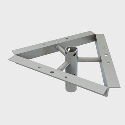 En varmforzinket travers til tre projektører med en Ø60 top er vist isoleret på en lysegrå baggrund.