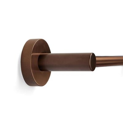 Elegant 60 cm håndklædestang i børstet bronze med et detaljeret, tekstureret vægbeslag og en glat, rund stang.