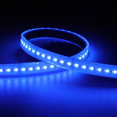 Ansell Lighting P-Cell RGBW LED strip med 5 meter længde, 24V og IP67-klassificering, lyser blåt.