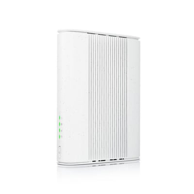 Hvid Zyxel FWA505V2 5G-router med AX3000 Wi-Fi står oprejst med lodrette riller og grønne statuslys.