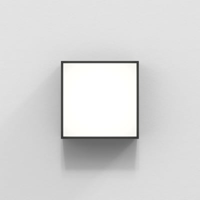 Astro 8024 Kea Square 140 væg-/loftlampe i sort monteret på en gråmalet væg, viser lampens firkantede design.