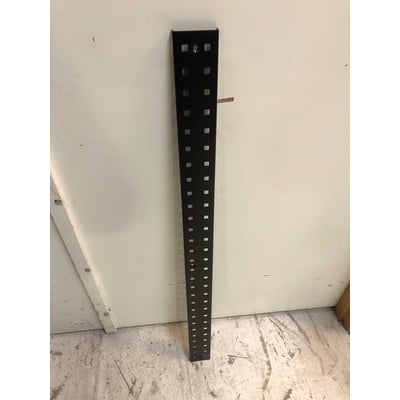 Maskinfabrikken Universal sort hulplade på 1000x70mm med firkantede huller, RAL9005 glans 80.