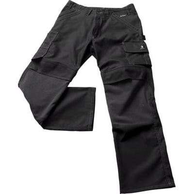 Mascot Lerida arbejdsbukser i sort, vist i vinkel med fokus på lommer og design detaljer.
