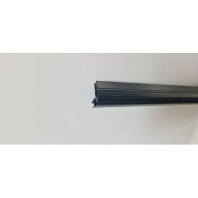 Contura Space magnetiske tætninger i sort med 45° vinkel til 6/8 mm systemer, set fra siden med profilens ende synlig.