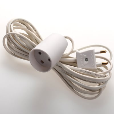 Detaljebillede af hvid 5 meter E-line forlængerledning, viser H03VVH2-F 2x0,75 mm² kabel og stik.