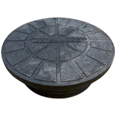 NID dæksel til målerbrønd, 400 mm, rund, fremstillet af sort genbrugsplast med præget 'MÅLERBRØND'.