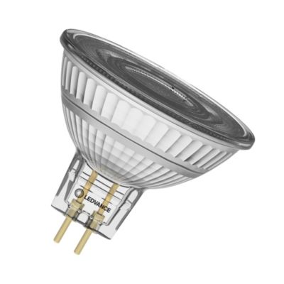 Moderne entré med dekorativ vandvæg, en stor lilla 'G' og orkidéer, oplyst af downlights.