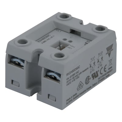Carlo Gavazzi 2-polet solid state-relæ med gråt hus og synlige tilslutninger, set skråt ovenfra.